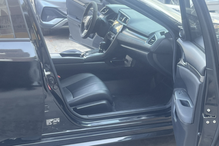 本田 思域 2021款 HATCHBACK 220TURBO CVT潮酷控中控内饰7001