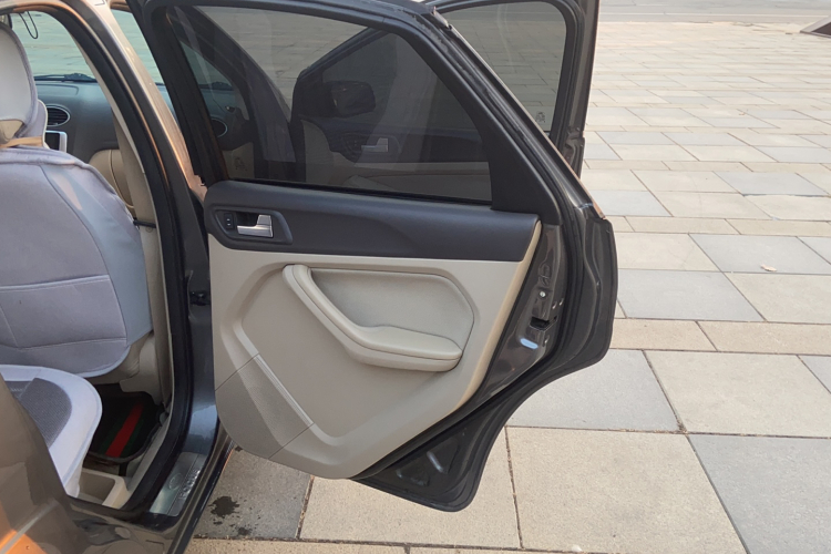 福特 福克斯 2013款 三厢经典 1.8L 手动基本型中控内饰7012