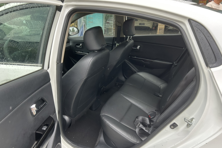 起亚K2 2012款 三厢 1.4L AT Premium ECO纪念版中控内饰7003