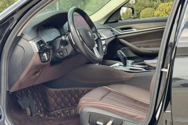 宝马5系 2019款 改款 530Li 领先型 豪华套装中控内饰7001