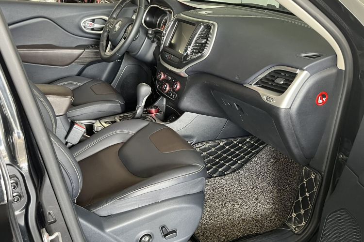 Jeep 自由光 2016款 2.4L 专业智能版中控内饰7005