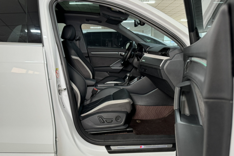 奥迪Q3 2024款 35 TFSI 时尚动感型中控内饰7011