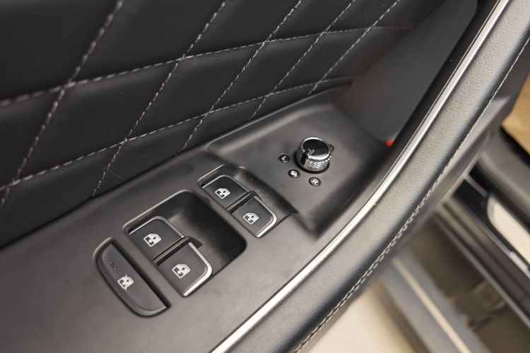 红旗HS5 2019款 2.0T 智联旗享四驱版中控内饰7010