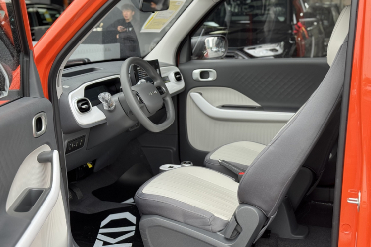 吉利银河 2025款 210km 熊猫骑士中控内饰7003