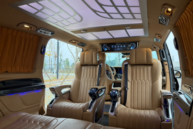 奔驰 威霆 2023款 2.0T 商务版 7座中控内饰7007