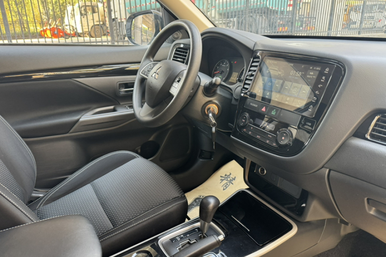 三菱 欧蓝德 2021款 2.0L 两驱畅行版 5座车身外观6002