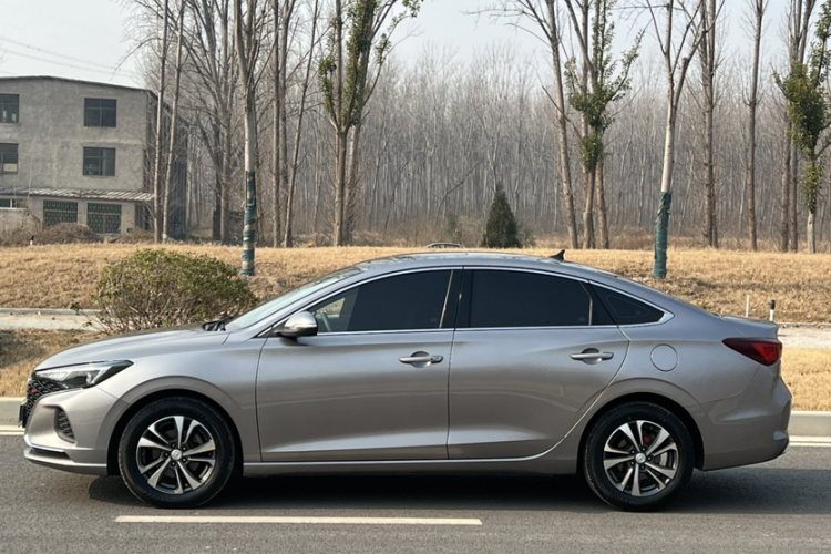 长安 逸动 2020款 PLUS 蓝鲸NE 1.4T GDI DCT尊贵型车身外观6004