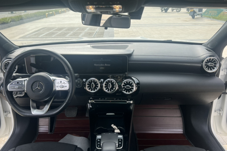 奔驰A级 2019款 A 200 L 运动轿车中控内饰7001