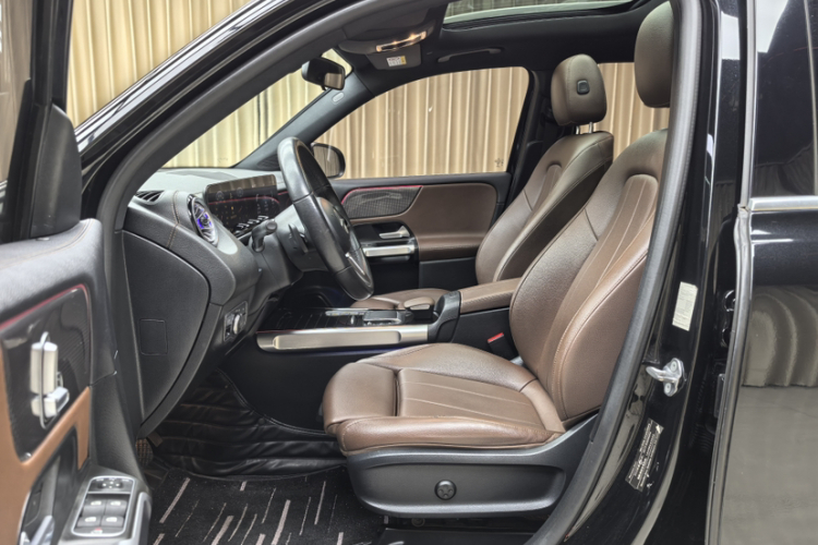 奔驰GLB 2021款 GLB 200 动感型中控内饰7001