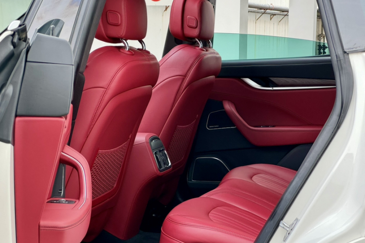 玛莎拉蒂 Levante 2018款 3.0T 豪华杰尼亚版车身外观6010