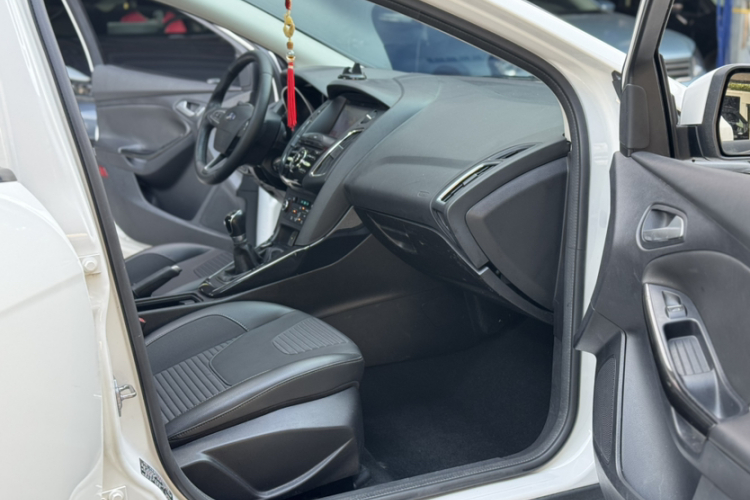 福特 福克斯 2017款 三厢 1.6L 手动风尚型智行版中控内饰7001