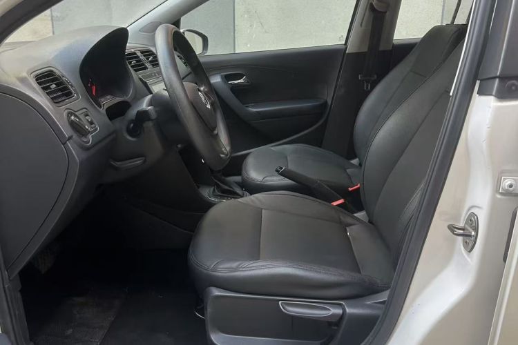 大众 Polo 2016款 1.4L 自动风尚型中控内饰7001