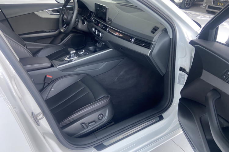 奥迪A4L 2019款 40 TFSI 进取型 国VI中控内饰7009