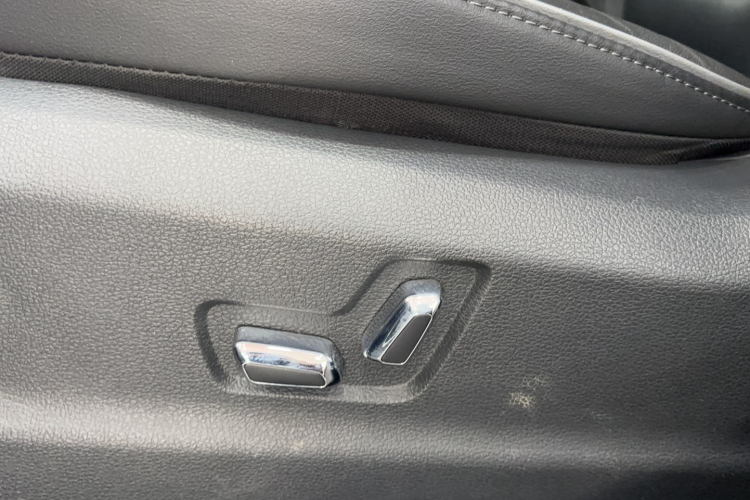 红旗HS5 2022款 改款 2.0T 智联旗享版中控内饰7004