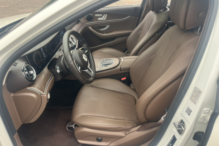 奔驰E级 2019款 E 300 L 时尚型中控内饰7006