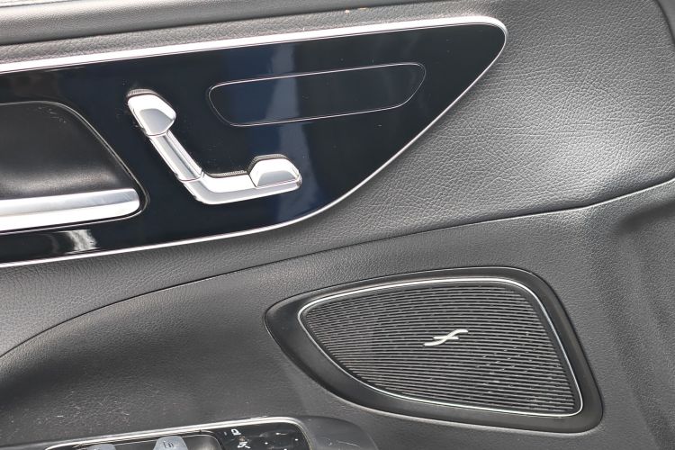 奔驰C级 2022款 改款 C 200 L 运动版局部细节9010