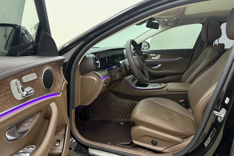 奔驰E级 2023款 改款 E 300 L 时尚型中控内饰7001