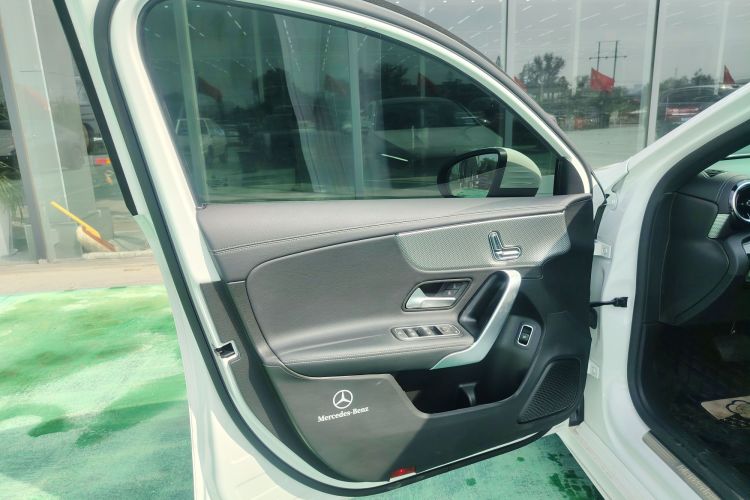 奔驰A级 2023款 A 180 L中控内饰7002