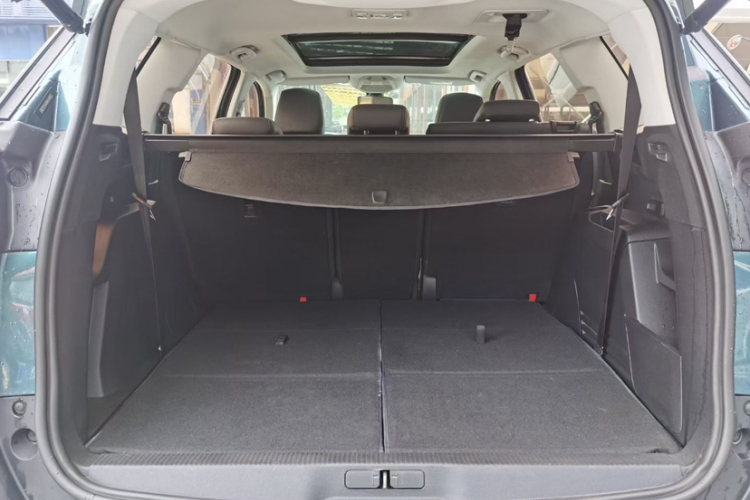 标致5008 2017款 380THP 7座精英版中控内饰7001