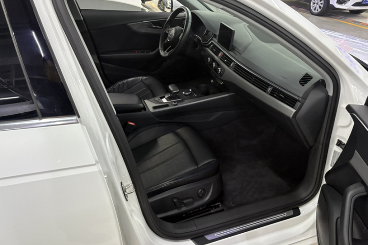 奥迪A4L 2018款 30周年年型 40 TFSI 进取型中控内饰7004