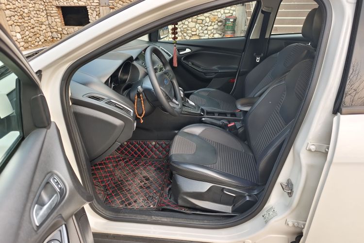 福特 福克斯 2018款 两厢经典 1.6L 自动风尚型智行版中控内饰7004