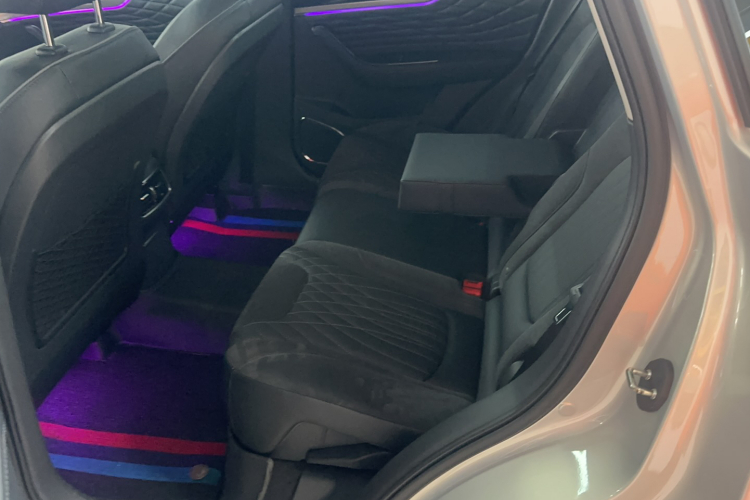 红旗HS5 2022款 2.0T 智联旗享版中控内饰7001