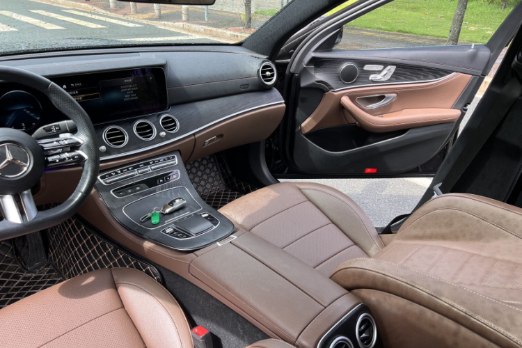 奔驰E级 2023款 改款 E 300 L 运动时尚型中控内饰7002