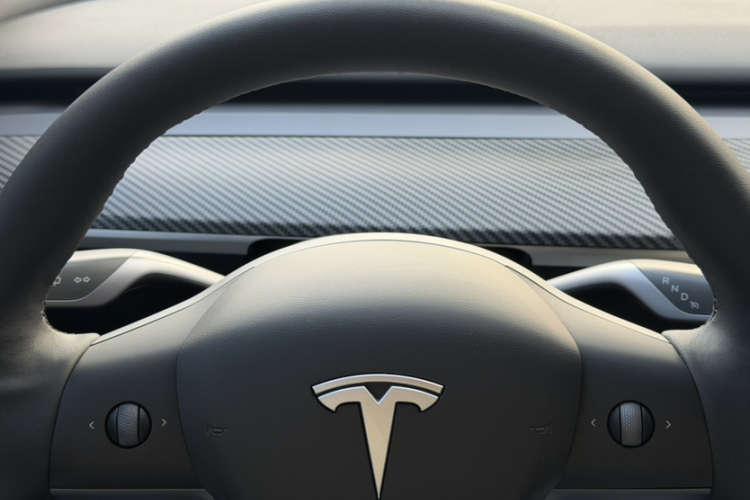 特斯拉 Model Y 2022款 改款 长续航全轮驱动版中控内饰7003