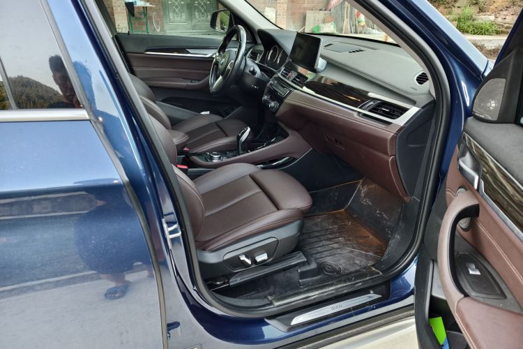 宝马X1 2022款 改款 xDrive25Li 尊享型中控内饰7008