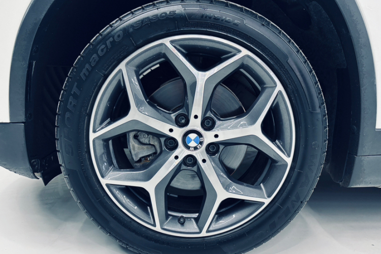 宝马X1 2019款 sDrive18Li 尊享型车身外观6006