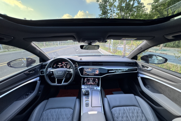 奥迪A7L 2024款 45 TFSI quattro RS 套件竞速版中控内饰7011