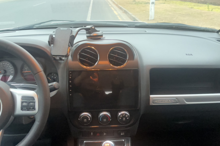 Jeep 指南者(进口) 2014款 2.0L 两驱运动版中控内饰7002