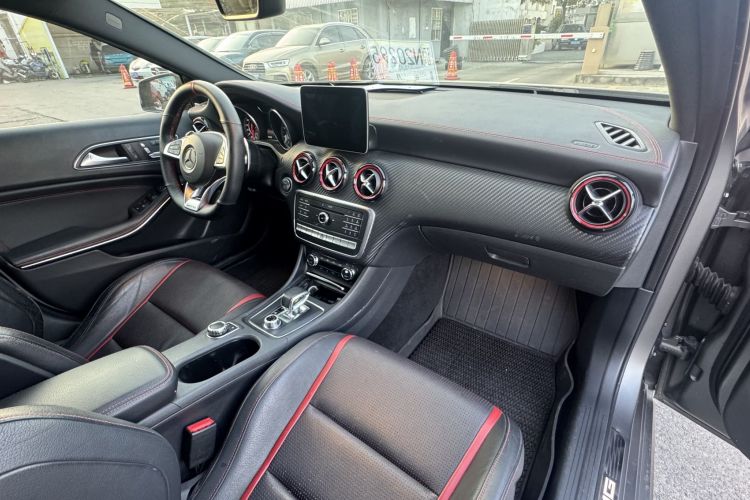 奔驰A级AMG(进口) 2017款 改款 AMG A 45 4MATIC中控内饰7002