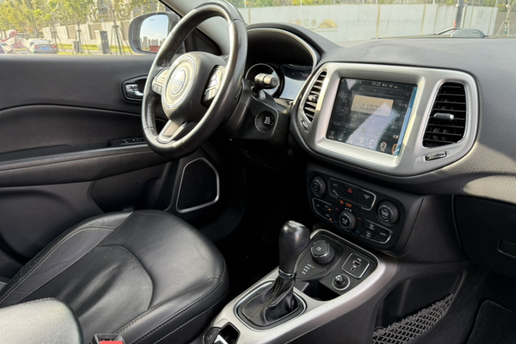 Jeep 指南者 2017款 200T 自动家享四驱版中控内饰7003