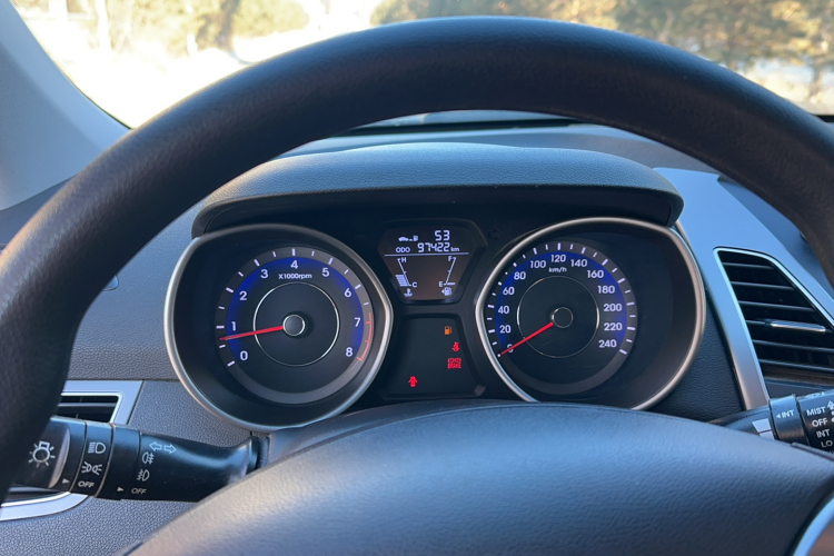 现代 朗动 2015款 1.6L 手动时尚型中控内饰15