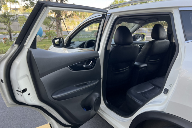 日产 逍客 2016款 2.0L CVT精英版中控内饰7010