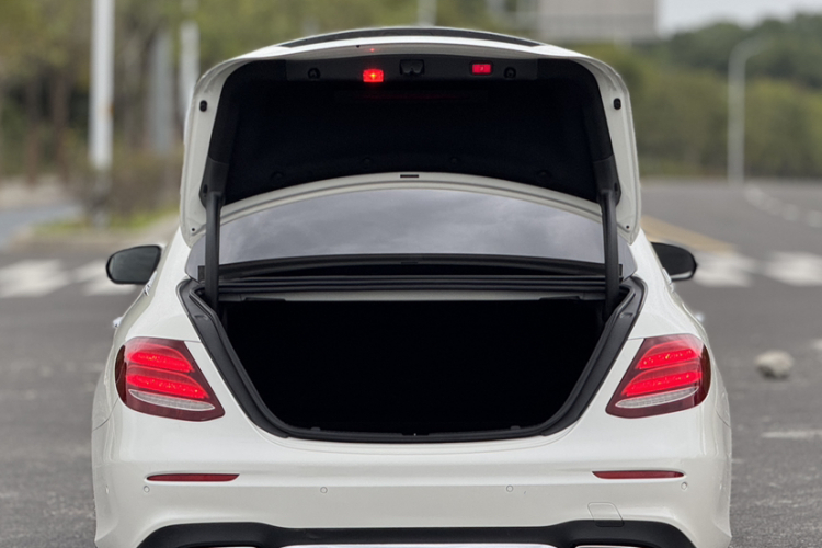 奔驰E级 2017款 E 300 L 运动豪华型局部细节23