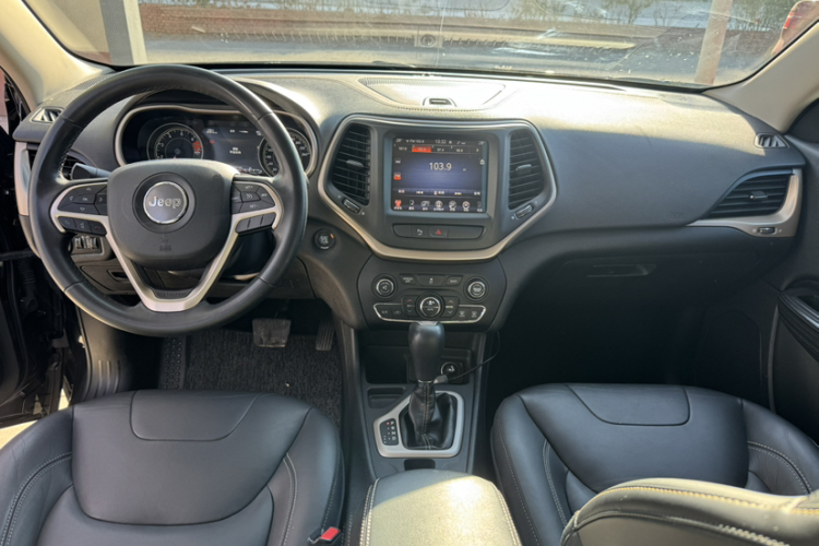 Jeep 自由光 2016款 2.0L 优越版中控内饰7001