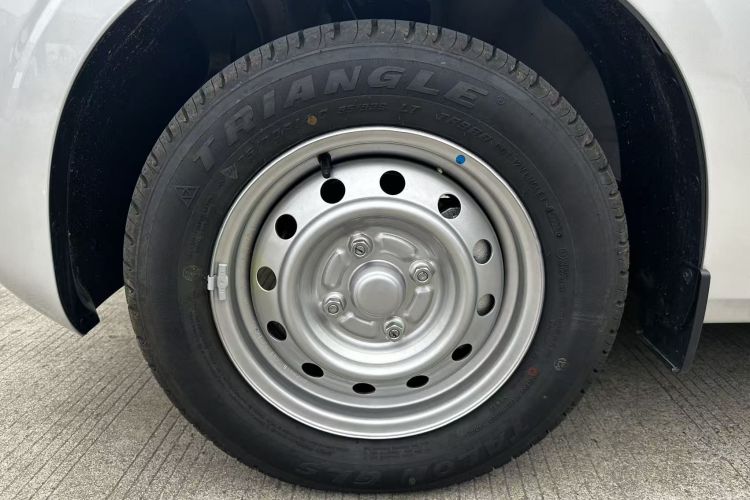 五菱汽车 五菱宏光V 2022款 1.5L劲取版电动助力LAR车身外观6005