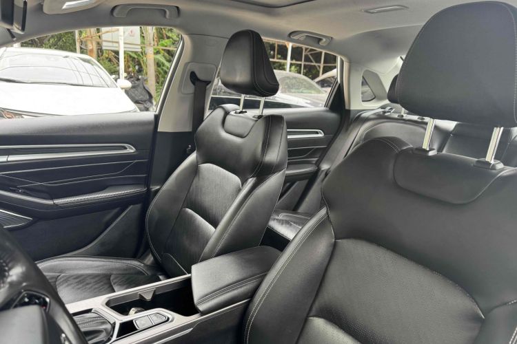 吉利汽车 帝豪 2023款 第4代冠军版 1.5L CVT尊贵型中控内饰7004