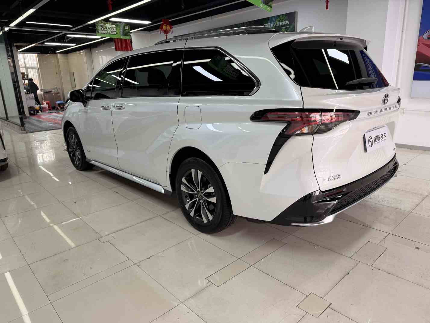 丰田 格瑞维亚 2024款 2.5L混动 尊贵PLUS四驱版(4)