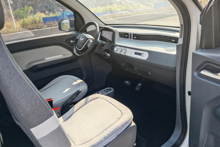 五菱汽车 宏光MINIEV 2022款 马卡龙时尚款 磷酸铁锂中控内饰7003