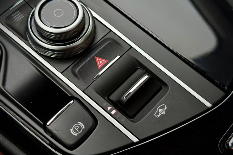 玛莎拉蒂 Levante 2016款 3.0T 标准型中控内饰7013