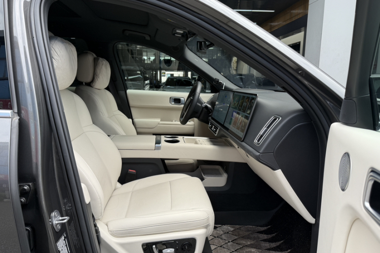 理想汽车 理想L9 2024款 Ultra中控内饰7014