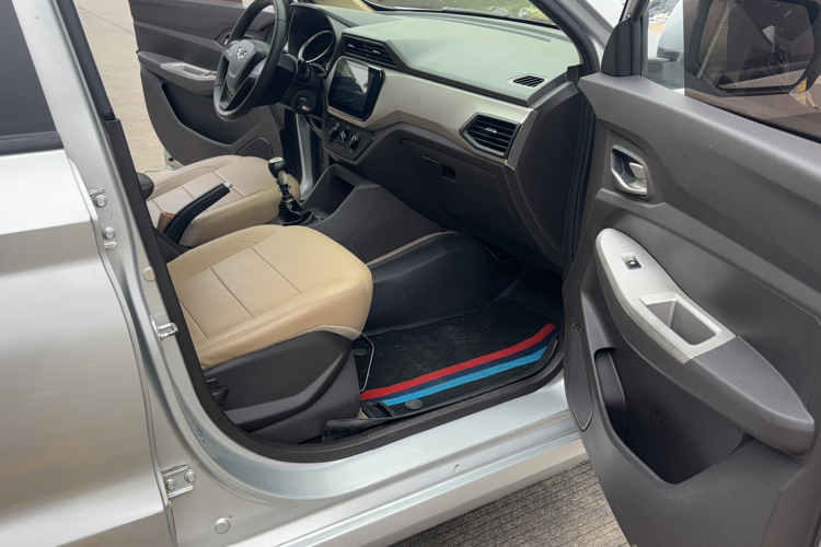 五菱汽车 五菱宏光 2019款 1.5L S舒适型国VI LAR中控内饰7004