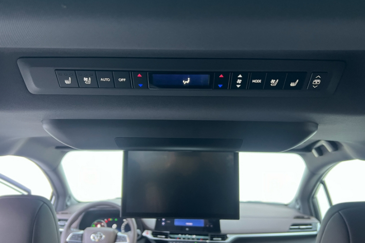 丰田 赛那SIENNA 2023款 2.5L混动 铂金版中控内饰7013