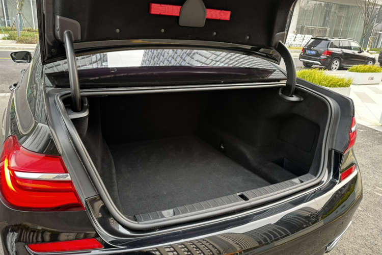 宝马7系 2018款 730Li 尊享型 M运动套装车身外观6015