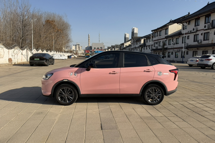 哪吒汽车 哪吒V 2022款 潮 400 Lite 粉色定制款车身外观6003