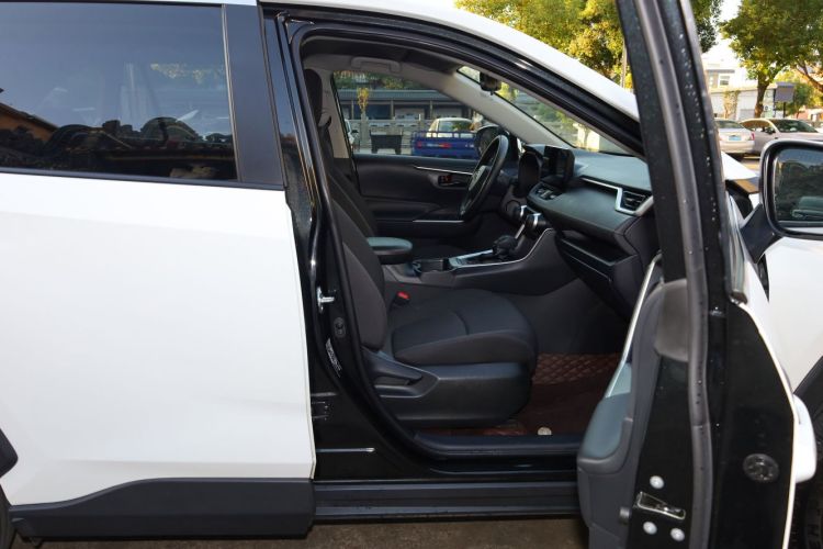 丰田 RAV4荣放 2023款 2.0L CVT两驱都市版中控内饰7010