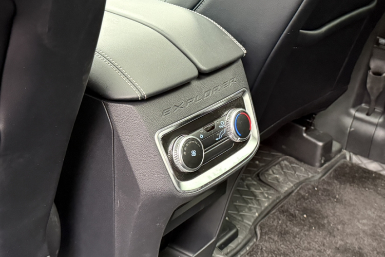 福特 探险者 2024款 2.3T EcoBoost 后驱风尚版 6座中控内饰7005